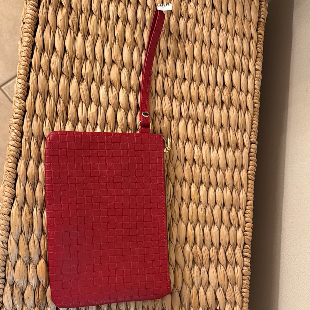 Red Croc-Embossed Wristlet Uno de 50